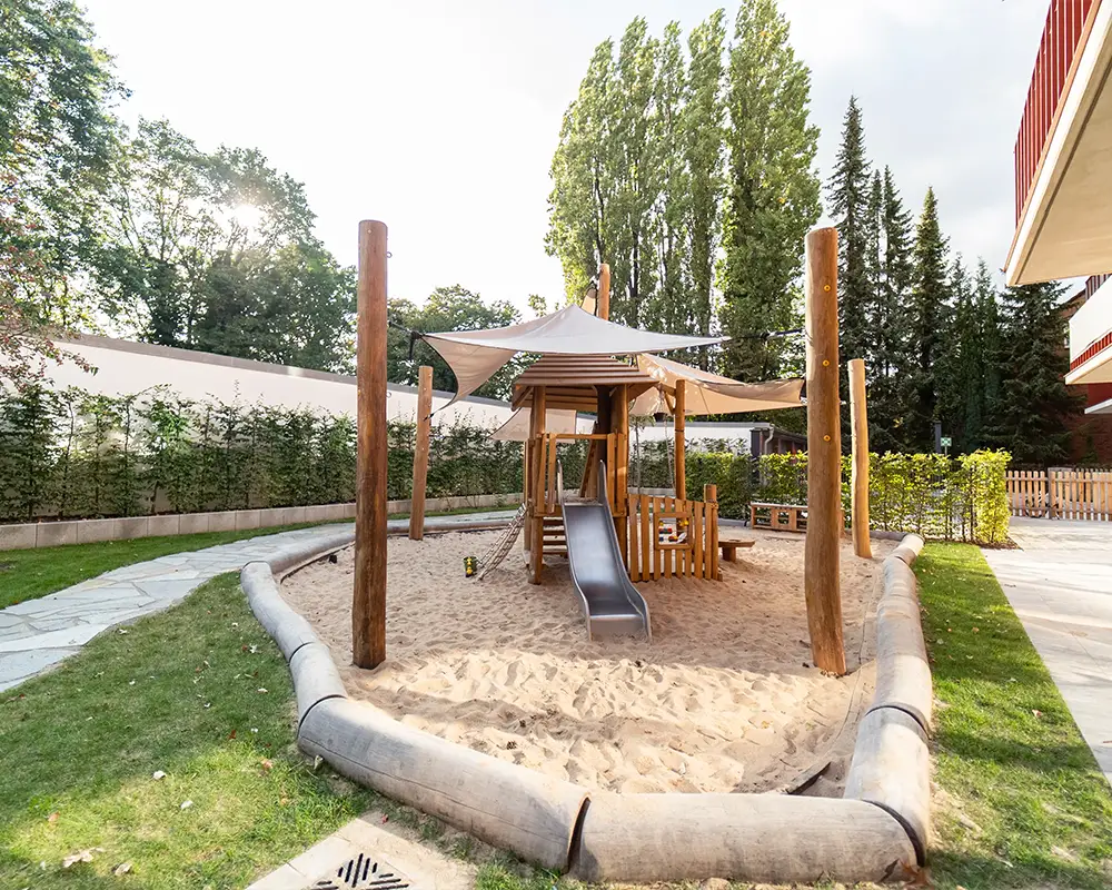 Außenspielplatz mit Sandkasten und Spielhaus